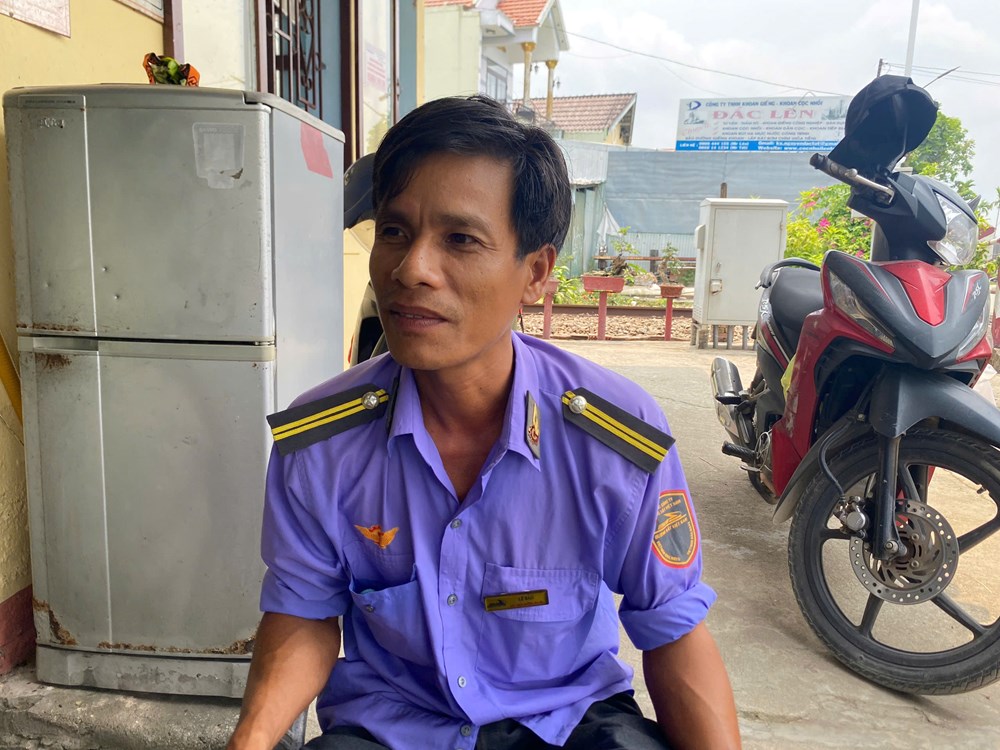 Tài xế say rượu tông xe gãy gác chắn khi tàu SE2 tới gần - ảnh 1