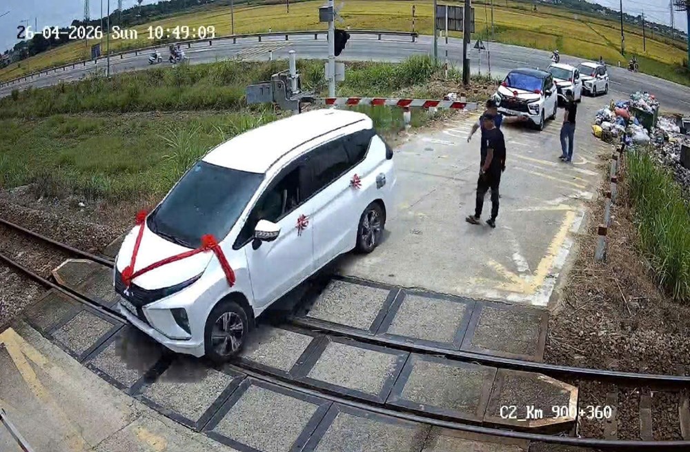 Quảng Ngãi: Xử phạt ô tô đám cưới vượt đèn đỏ, mắc kẹt trên đường sắt - ảnh 1
