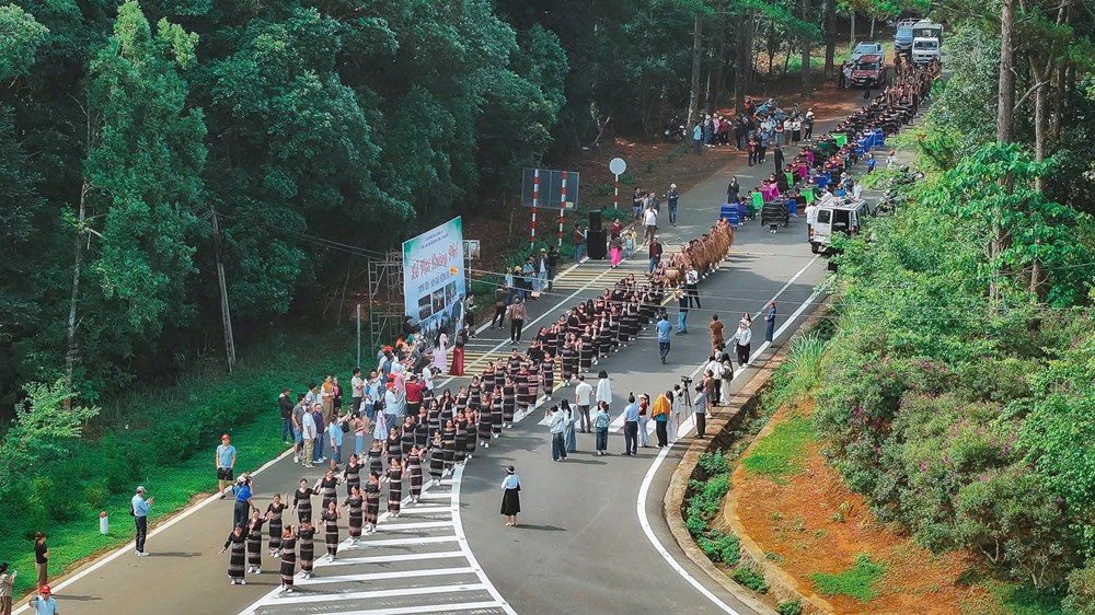 Quảng Ngãi đón 320.000 lượt khách dịp Giỗ Tổ, doanh thu đạt 251 tỉ đồng - ảnh 1