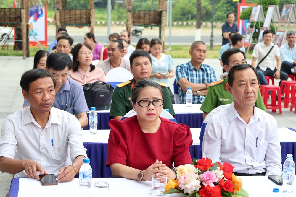 Khai mạc triển lãm “Quảng Ngãi – Niềm vui thống nhất” - ảnh 4