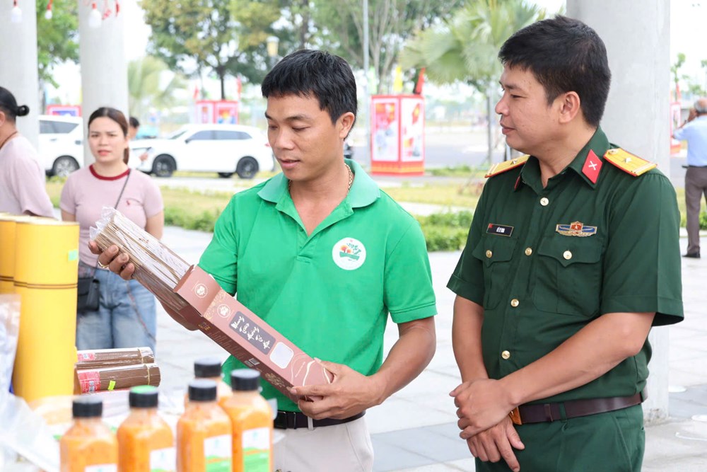 Khai mạc triển lãm “Quảng Ngãi – Niềm vui thống nhất” - ảnh 6