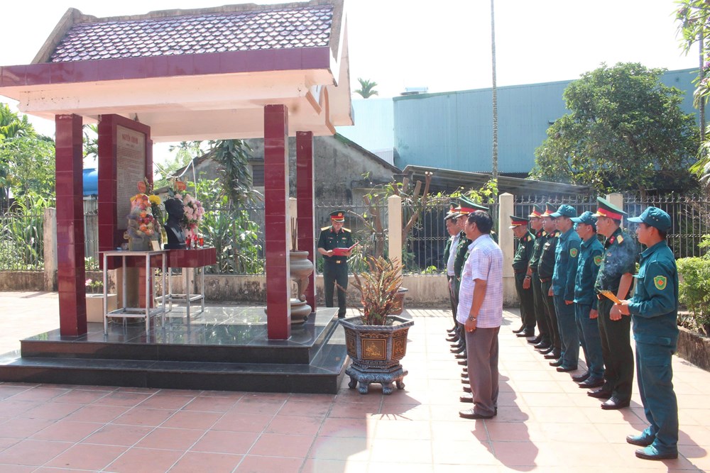 Quân khu 5 dâng hương tri ân tại các “địa chỉ đỏ” ở Quảng Ngãi - ảnh 5