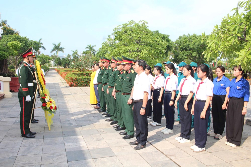 Quân khu 5 dâng hương tri ân tại các “địa chỉ đỏ” ở Quảng Ngãi - ảnh 3