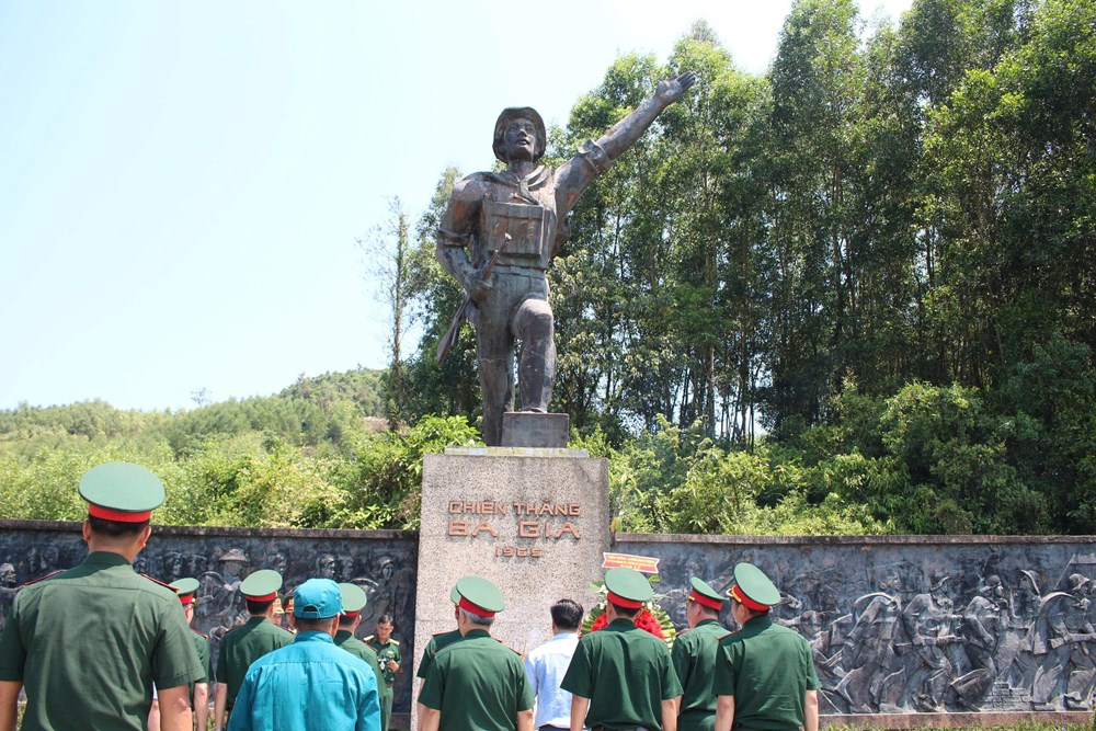 Quân khu 5 dâng hương tri ân tại các “địa chỉ đỏ” ở Quảng Ngãi - ảnh 2