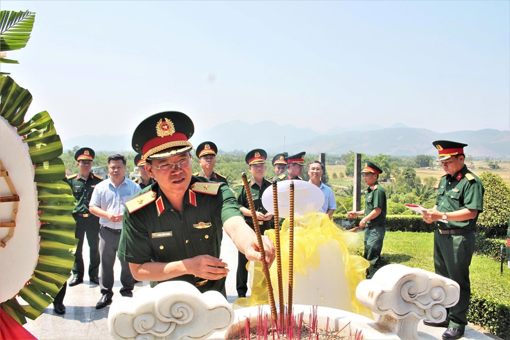 Quân khu 5 dâng hương tri ân tại các “địa chỉ đỏ” ở Quảng Ngãi - ảnh 1