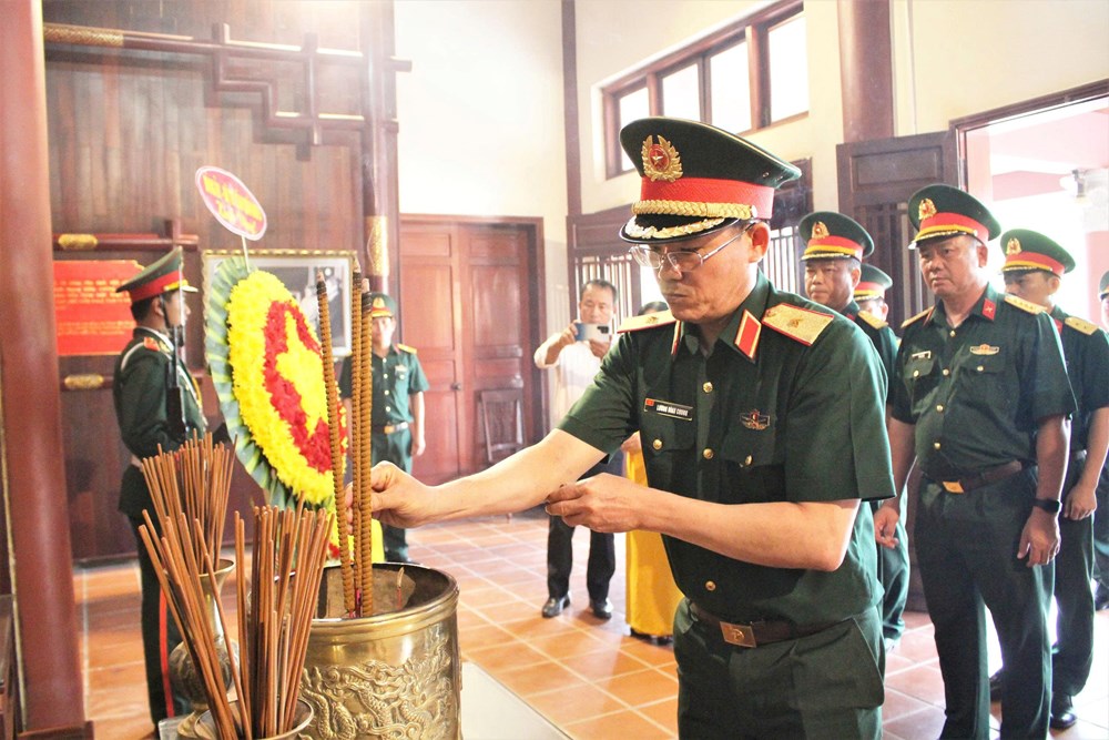 Quân khu 5 dâng hương tri ân tại các “địa chỉ đỏ” ở Quảng Ngãi - ảnh 4