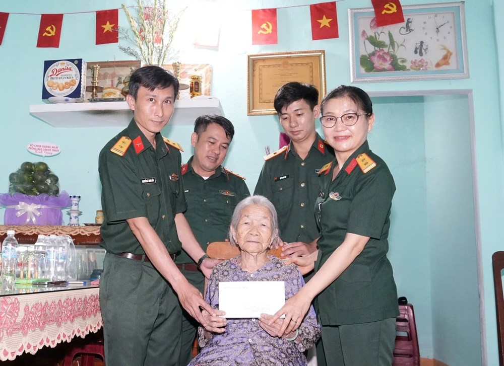 LLVT tỉnh Quảng Ngãi sôi nổi hoạt động tri ân, giáo dục truyền thống dịp lễ 30.4 và 1.5 - ảnh 2