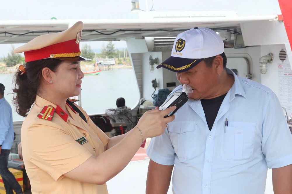 Siết chặt an toàn giữa cao điểm du lịch tuyến Sa Kỳ - Lý Sơn  - ảnh 2
