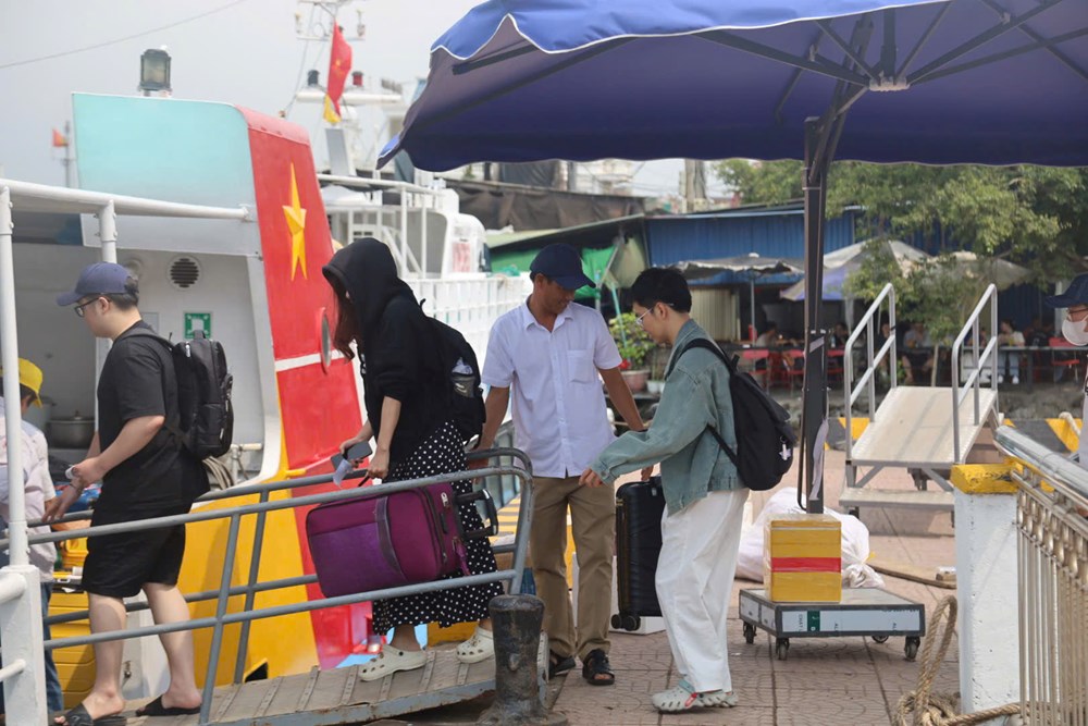 Siết chặt an toàn giữa cao điểm du lịch tuyến Sa Kỳ - Lý Sơn  - ảnh 1