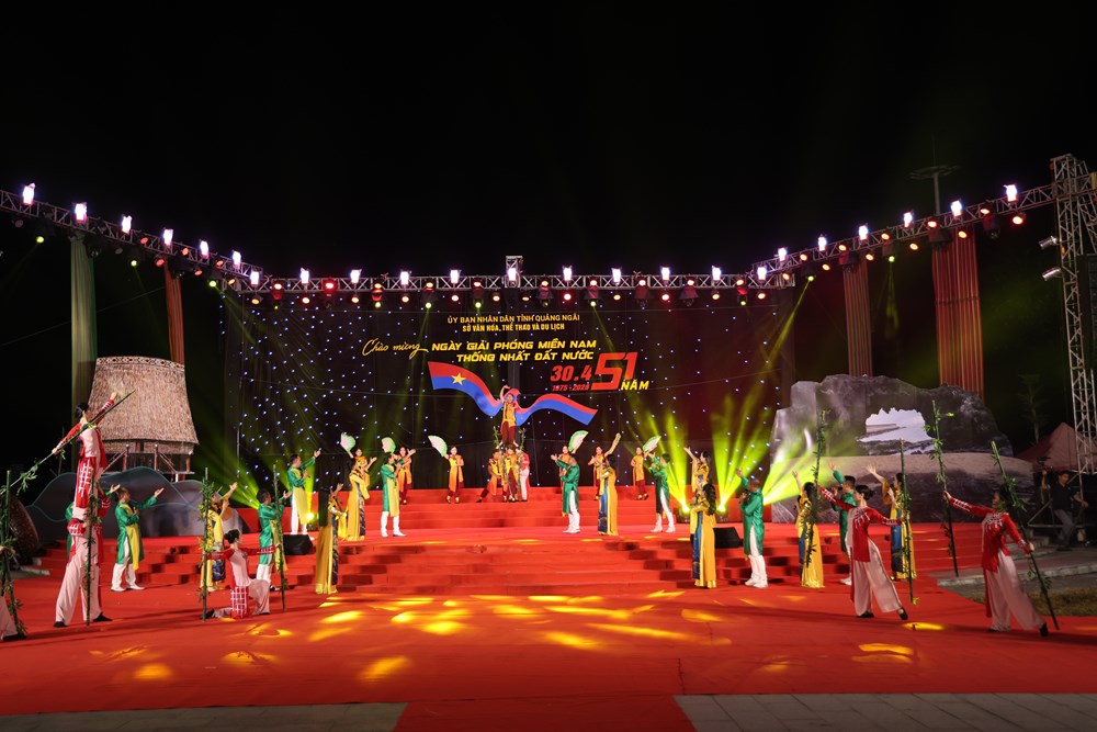 Quảng Ngãi rực sáng đêm nghệ thuật “Tổ quốc dưới ánh mặt trời”  - ảnh 1