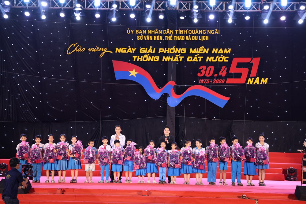 Quảng Ngãi rực sáng đêm nghệ thuật “Tổ quốc dưới ánh mặt trời”  - ảnh 7