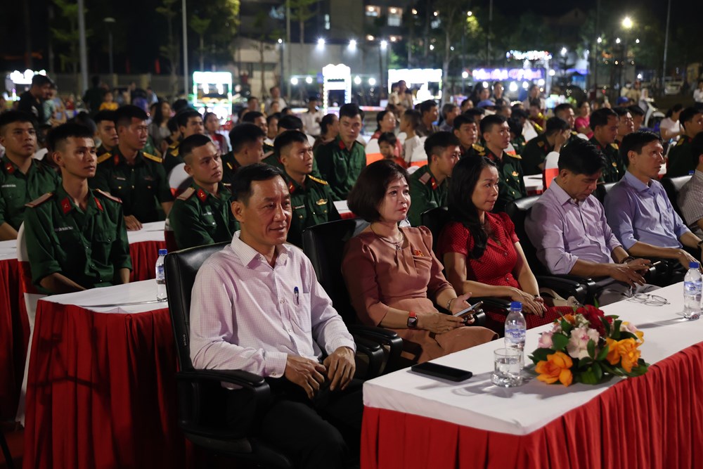 Quảng Ngãi rực sáng đêm nghệ thuật “Tổ quốc dưới ánh mặt trời”  - ảnh 2