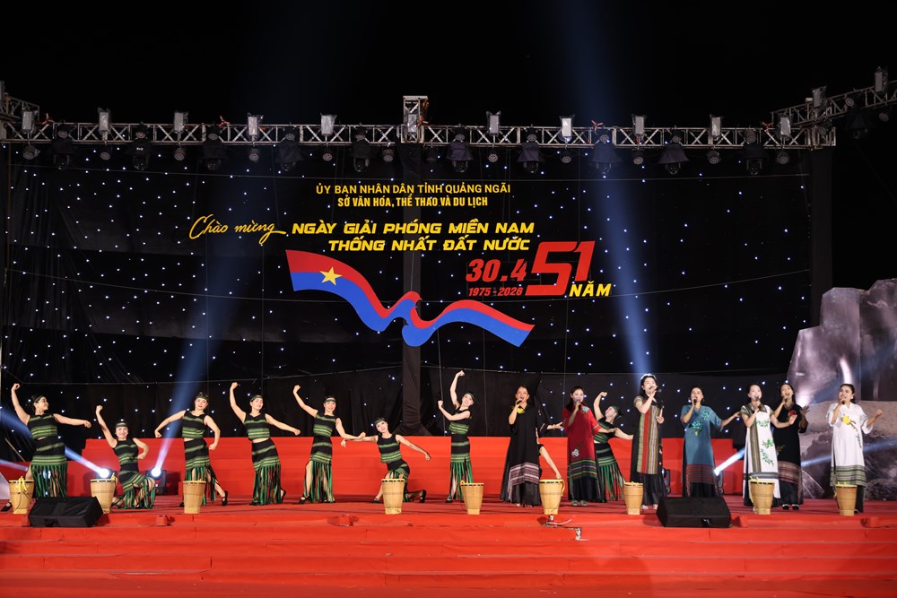 Quảng Ngãi rực sáng đêm nghệ thuật “Tổ quốc dưới ánh mặt trời”  - ảnh 4