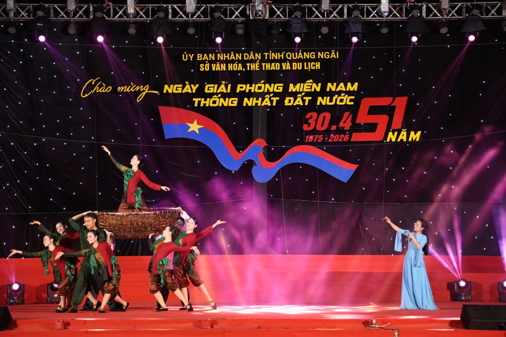 Quảng Ngãi rực sáng đêm nghệ thuật “Tổ quốc dưới ánh mặt trời”  - ảnh 6