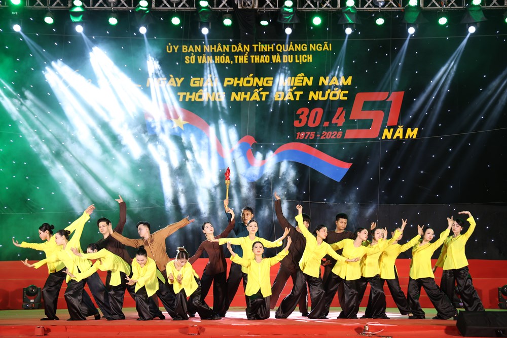 Quảng Ngãi rực sáng đêm nghệ thuật “Tổ quốc dưới ánh mặt trời”  - ảnh 3