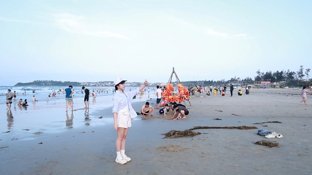 Bãi biển Châu Tân trở thành điểm đến hút khách dịp lễ  - ảnh 2