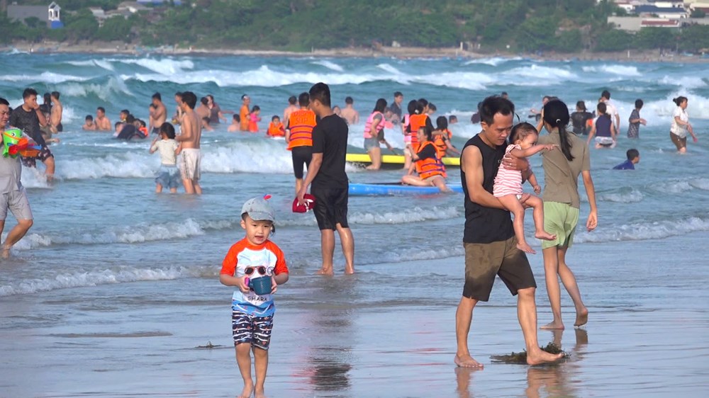 Bãi biển Châu Tân trở thành điểm đến hút khách dịp lễ  - ảnh 3