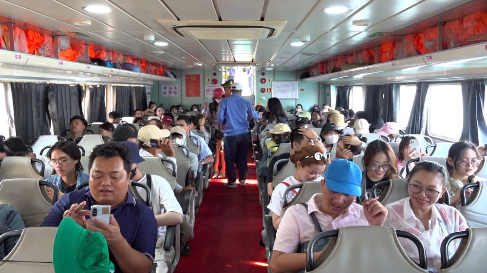 Du khách tấp nập đổ về tuyến Sa Kỳ - Lý Sơn trong những ngày nghỉ lễ  - ảnh 6