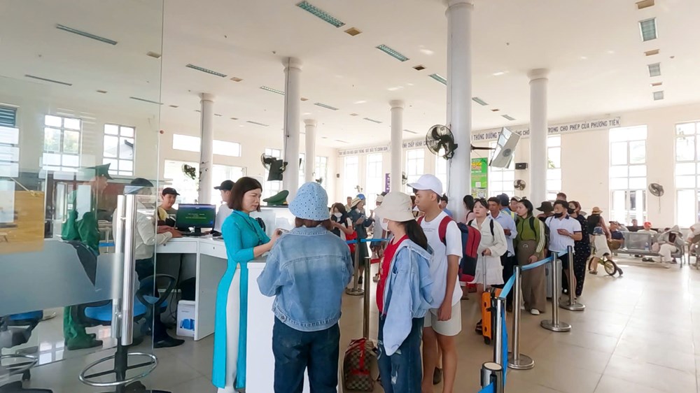 Du khách tấp nập đổ về tuyến Sa Kỳ - Lý Sơn trong những ngày nghỉ lễ  - ảnh 1