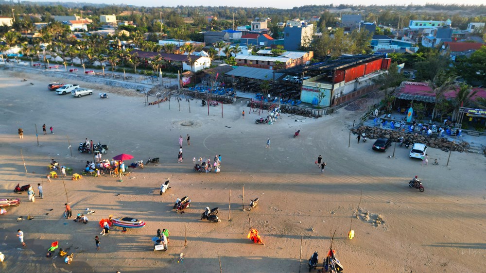 Bãi biển Châu Tân trở thành điểm đến hút khách dịp lễ  - ảnh 4