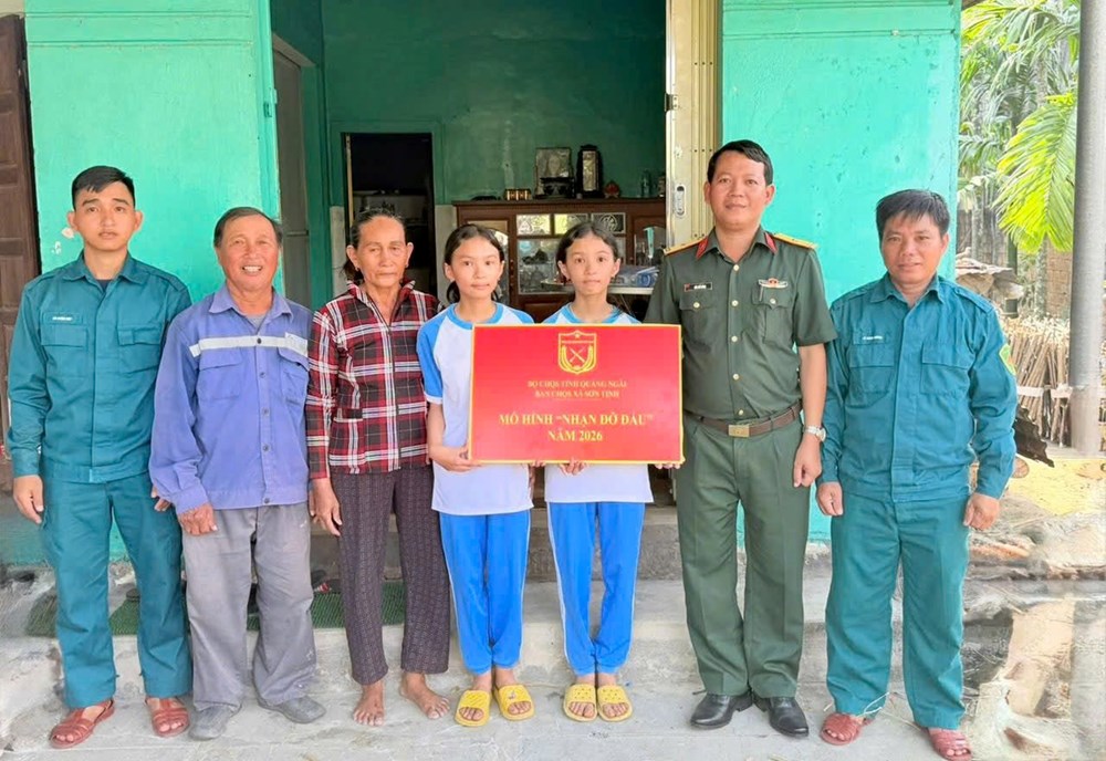 Những “người bố” áo lính gieo mầm hy vọng cho trẻ em khó khăn - ảnh 1