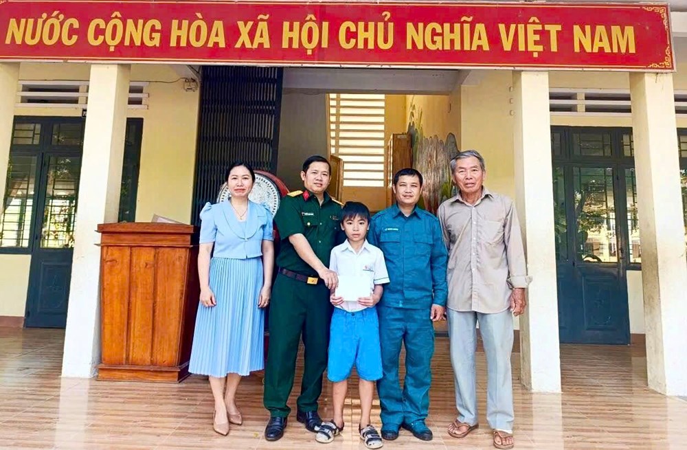 Những “người bố” áo lính gieo mầm hy vọng cho trẻ em khó khăn - ảnh 3