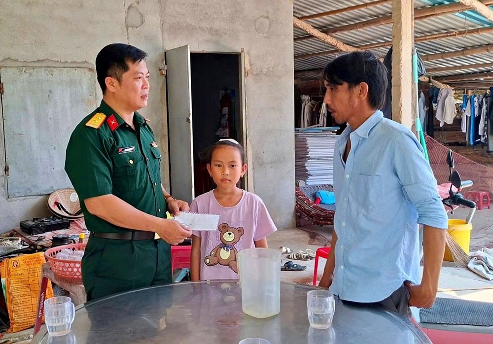 Những “người bố” áo lính gieo mầm hy vọng cho trẻ em khó khăn - ảnh 4