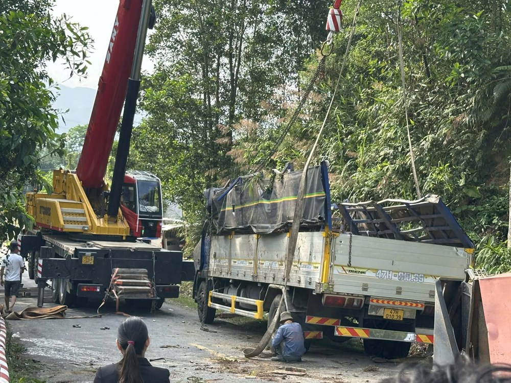Lật xe tải trong đêm ở đèo Violak khiến 3 người thương vong - ảnh 2