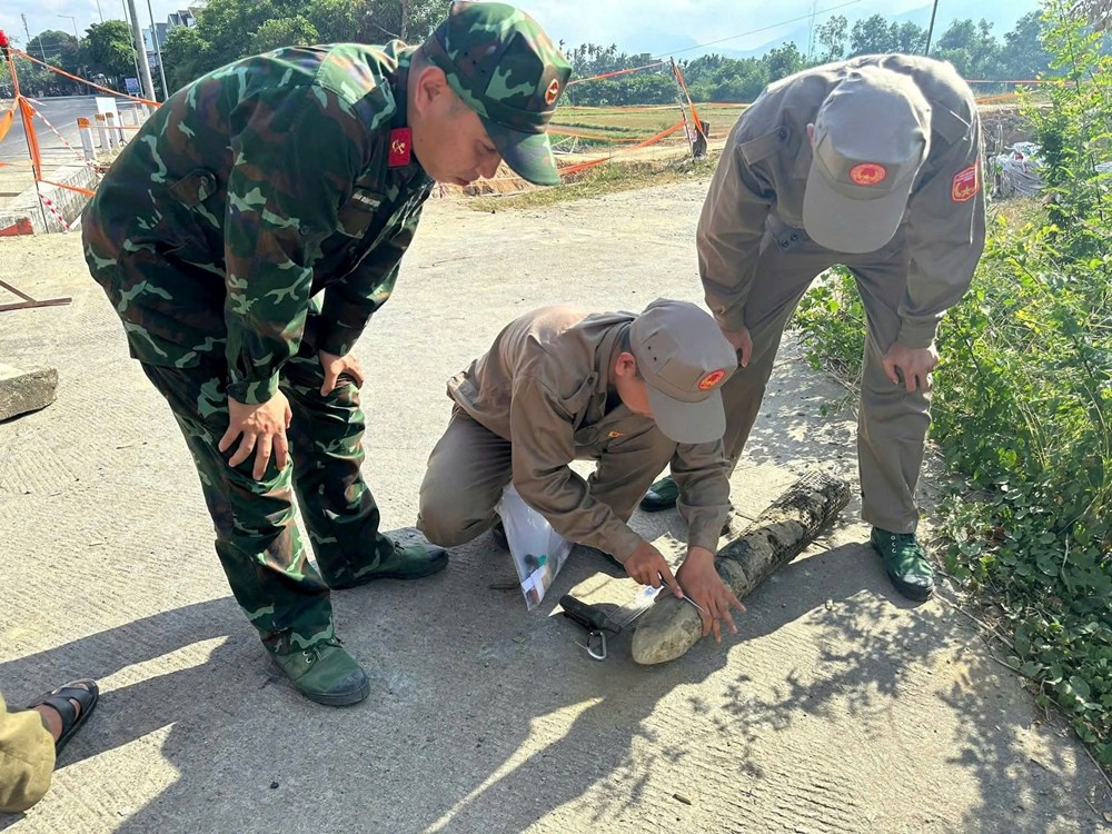 Phát hiện đầu đạn còn sót lại sau chiến tranh tại xã Nghĩa Hành - ảnh 1