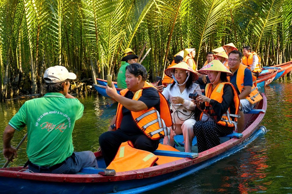 Đoàn công tác tỉnh Attapeu tham quan mô hình du lịch cộng đồng tại Quảng Ngãi  - ảnh 1