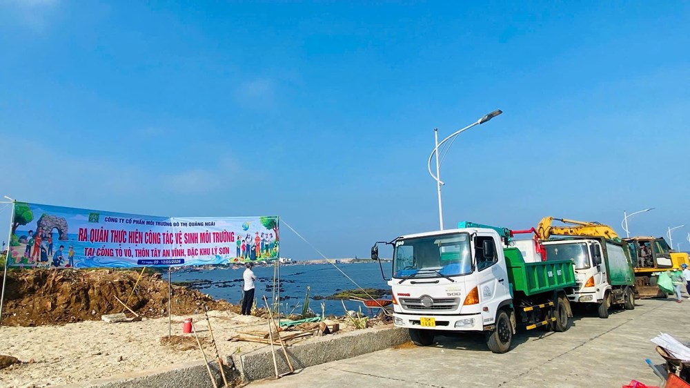 Dọn sạch Cổng Tò Vò, giữ hình ảnh đẹp cho du lịch đảo Lý Sơn - ảnh 3