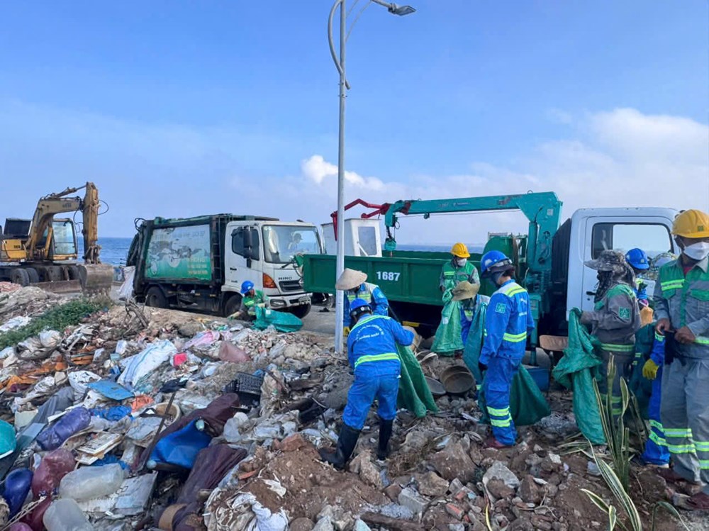 Dọn sạch Cổng Tò Vò, giữ hình ảnh đẹp cho du lịch đảo Lý Sơn - ảnh 1