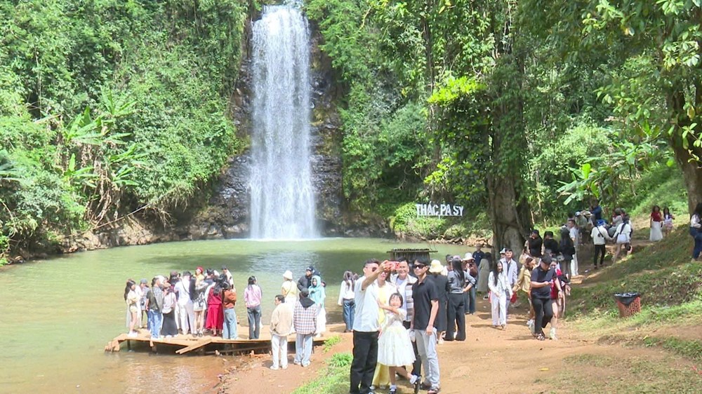 Quảng Ngãi đón sóng du khách, doanh thu du lịch tăng mạnh - ảnh 3