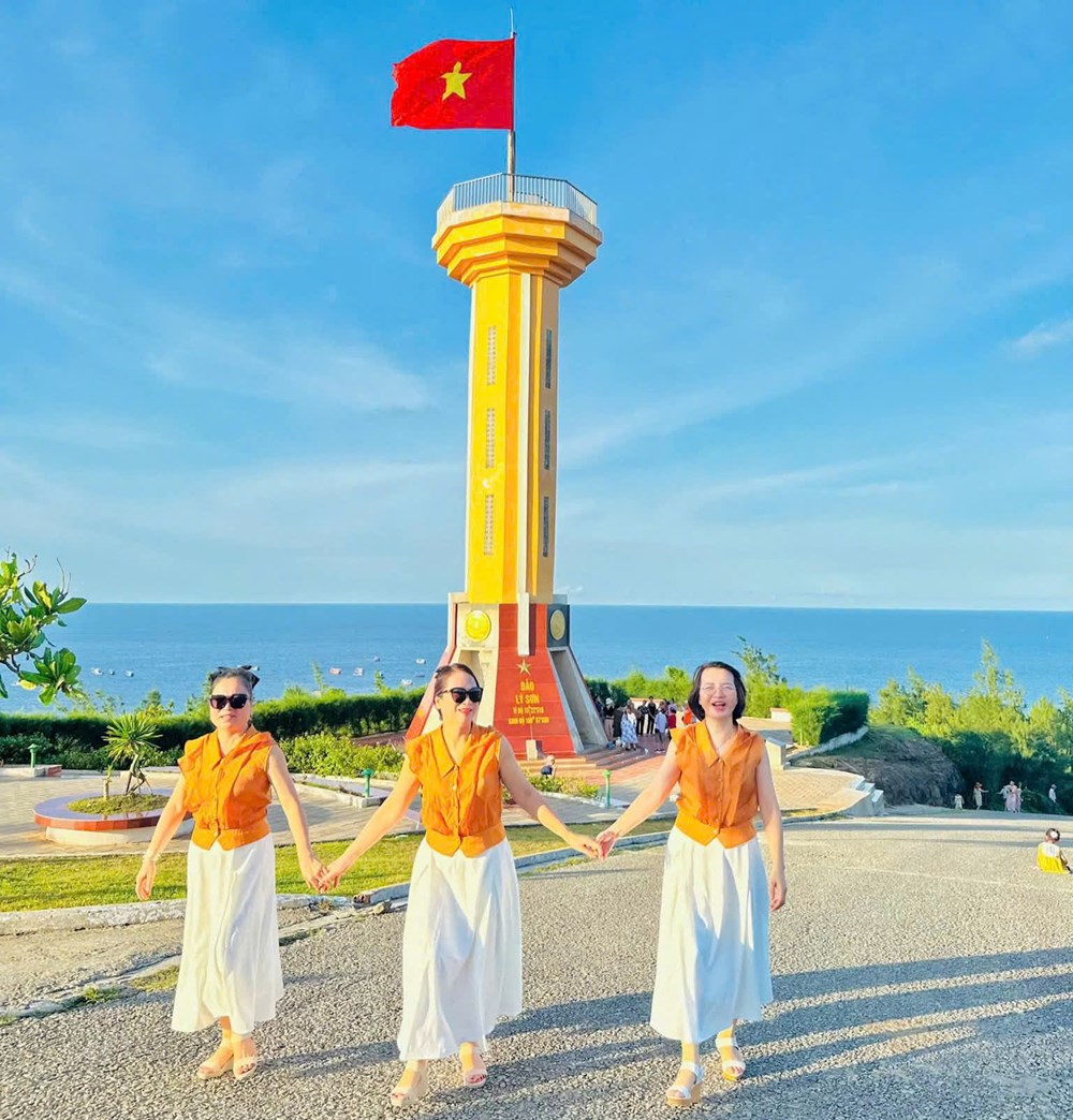 Quảng Ngãi đón sóng du khách, doanh thu du lịch tăng mạnh - ảnh 1