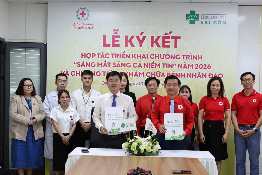 Quảng Ngãi ký kết chương trình hỗ trợ 100 ca phẫu thuật đục thủy tinh thể cho người nghèo - ảnh 1