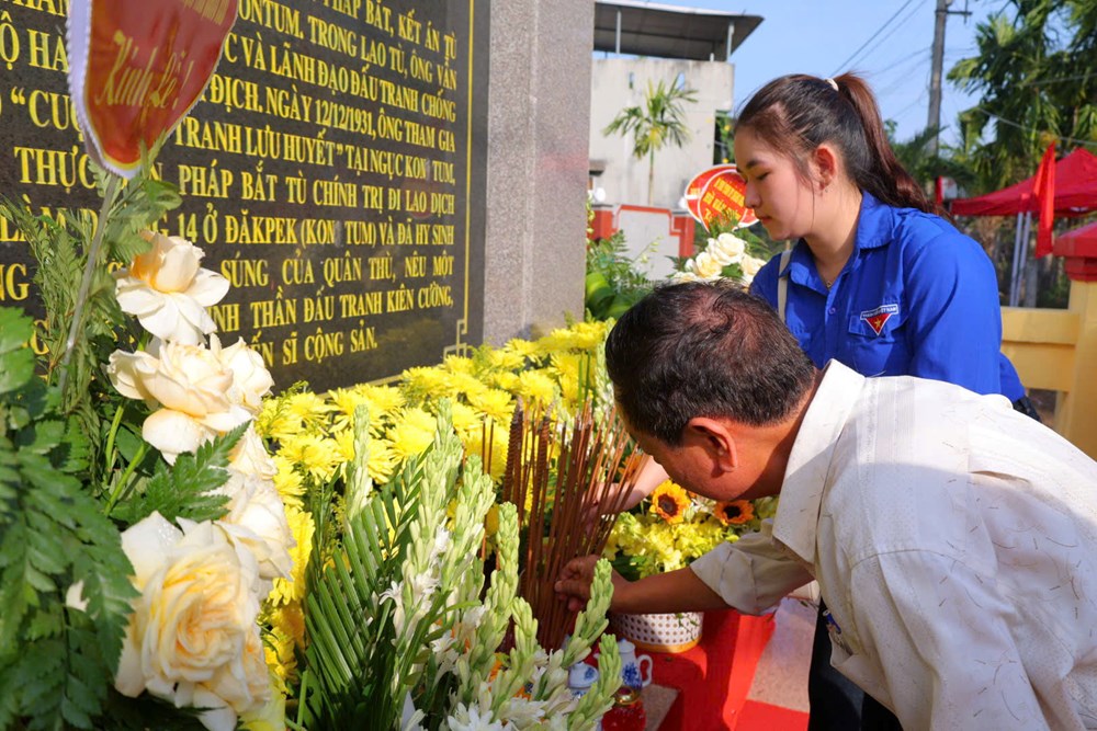 Dâng hương, dâng hoa kỉ niệm 120 năm Ngày sinh nhà cách mạng Trương Quang Trọng - ảnh 7