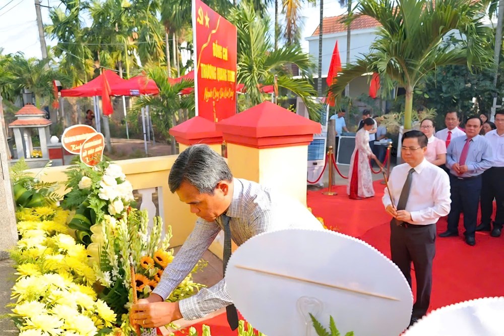 Dâng hương, dâng hoa kỉ niệm 120 năm Ngày sinh nhà cách mạng Trương Quang Trọng - ảnh 3