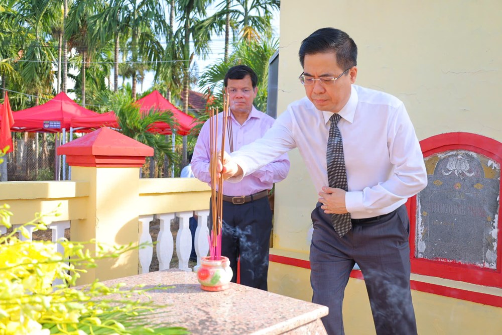 Dâng hương, dâng hoa kỉ niệm 120 năm Ngày sinh nhà cách mạng Trương Quang Trọng - ảnh 4