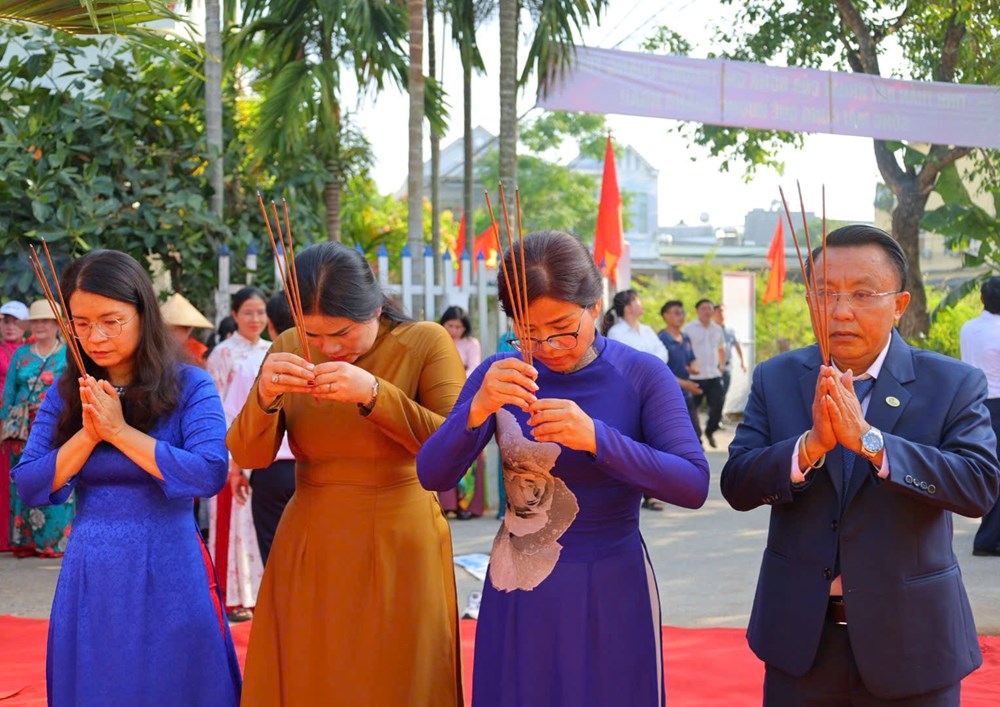 Dâng hương, dâng hoa kỉ niệm 120 năm Ngày sinh nhà cách mạng Trương Quang Trọng - ảnh 5