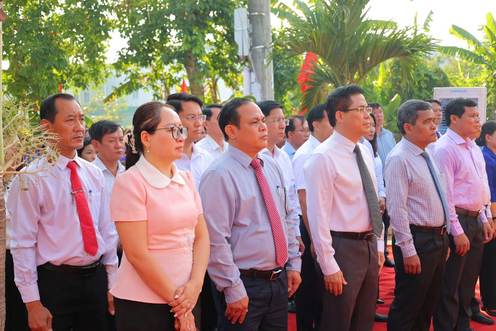 Dâng hương, dâng hoa kỉ niệm 120 năm Ngày sinh nhà cách mạng Trương Quang Trọng - ảnh 1