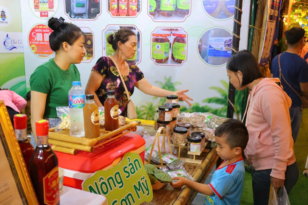 Hàng nghìn hoa đăng thắp sáng đêm rừng dừa Tịnh Khê - ảnh 11