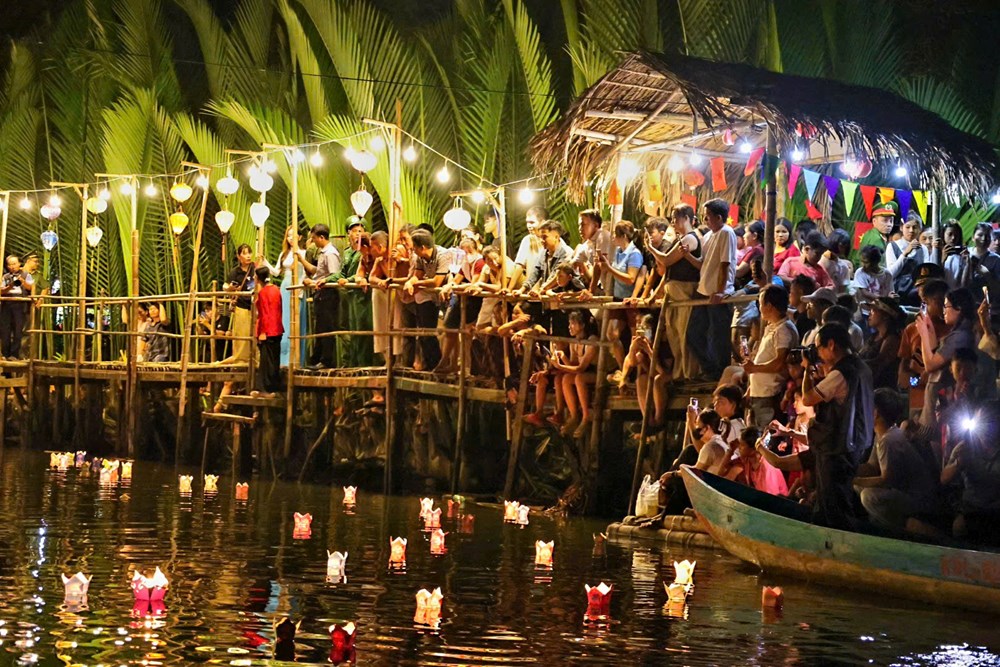 Hàng nghìn hoa đăng thắp sáng đêm rừng dừa Tịnh Khê - ảnh 8