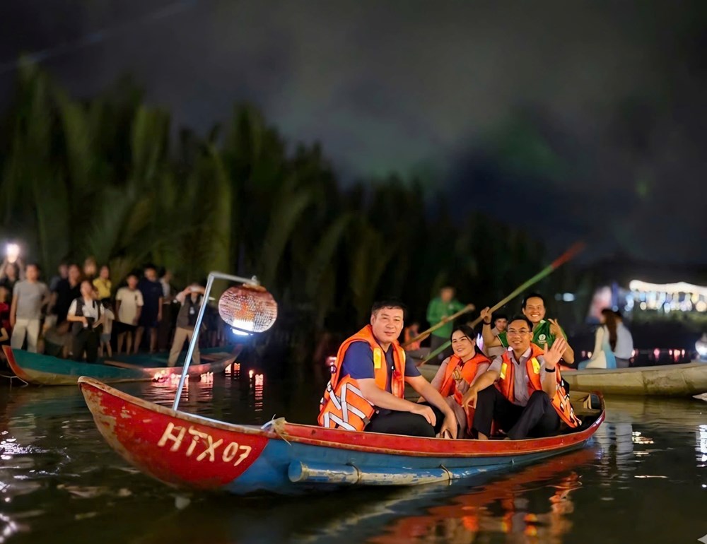 Hàng nghìn hoa đăng thắp sáng đêm rừng dừa Tịnh Khê - ảnh 9