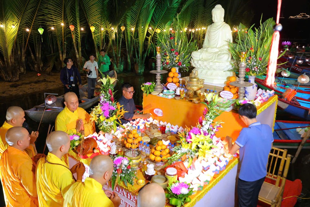 Hàng nghìn hoa đăng thắp sáng đêm rừng dừa Tịnh Khê - ảnh 5