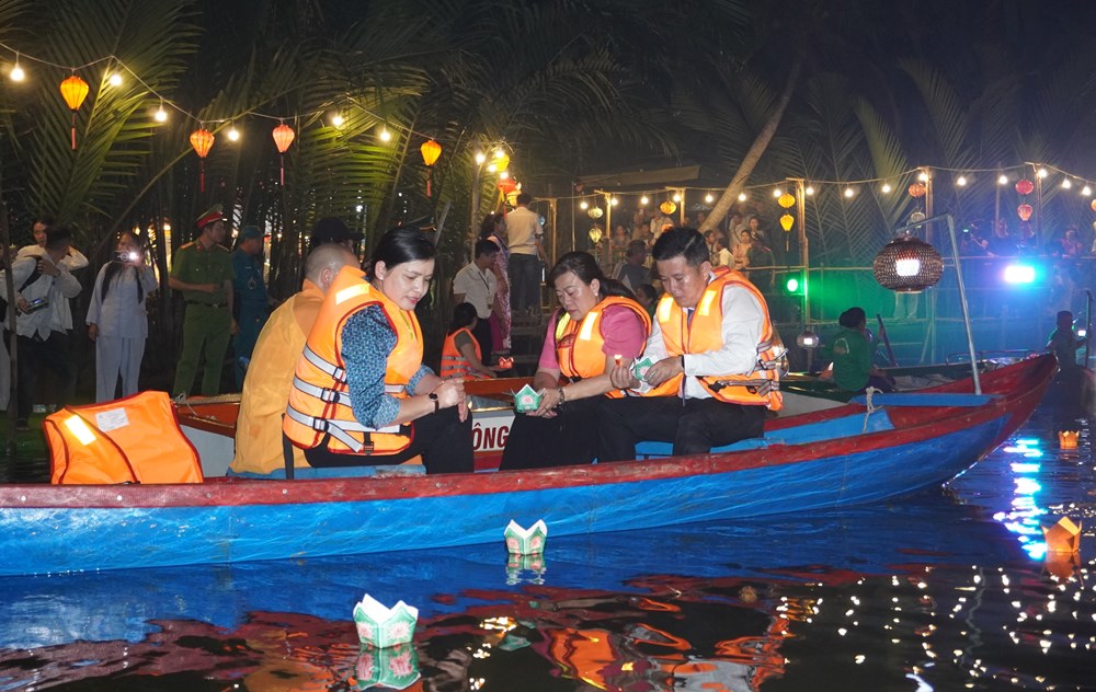 Hàng nghìn hoa đăng thắp sáng đêm rừng dừa Tịnh Khê - ảnh 6