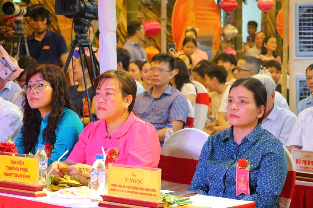 Hàng nghìn hoa đăng thắp sáng đêm rừng dừa Tịnh Khê - ảnh 1