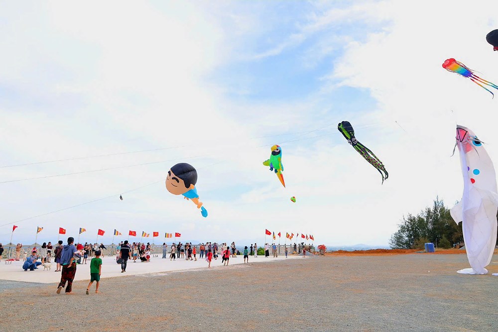 Rực rỡ sắc màu diều nghệ thuật bên chùa Minh Đức - ảnh 7