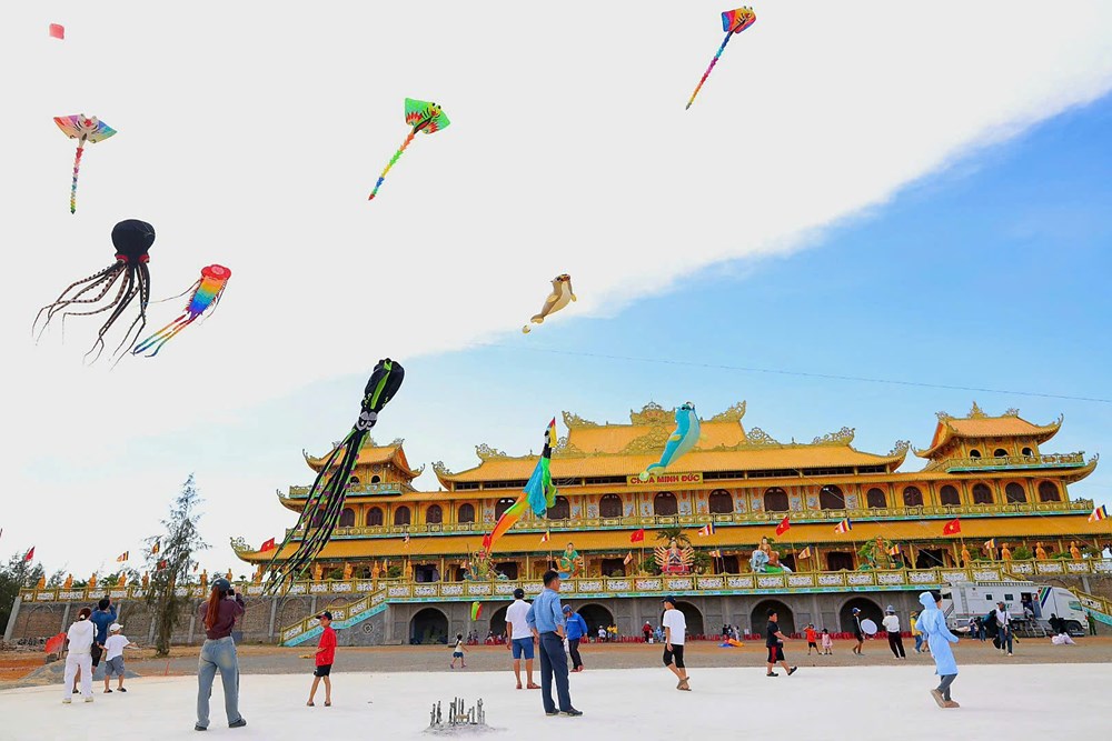 Rực rỡ sắc màu diều nghệ thuật bên chùa Minh Đức - ảnh 5