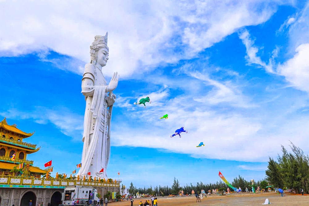 Rực rỡ sắc màu diều nghệ thuật bên chùa Minh Đức - ảnh 1