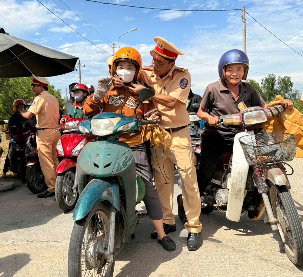 Trao tặng 2.000 mũ bảo hiểm đạt chuẩn cho người dân - ảnh 1